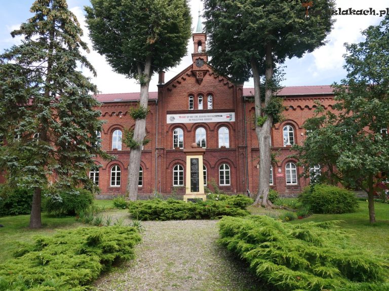 Eklektyczny budynek szkoły w Połczynie